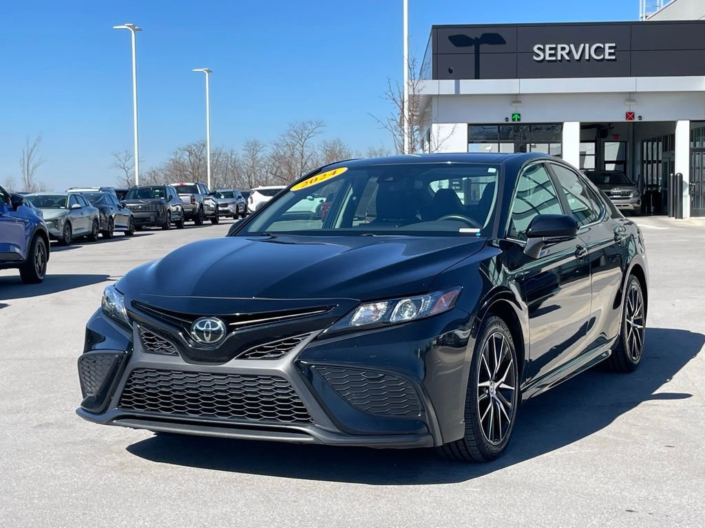 Used 2024 Toyota Camry SE image 3