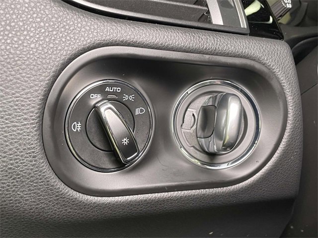 Certified 2025 Porsche Macan image 40