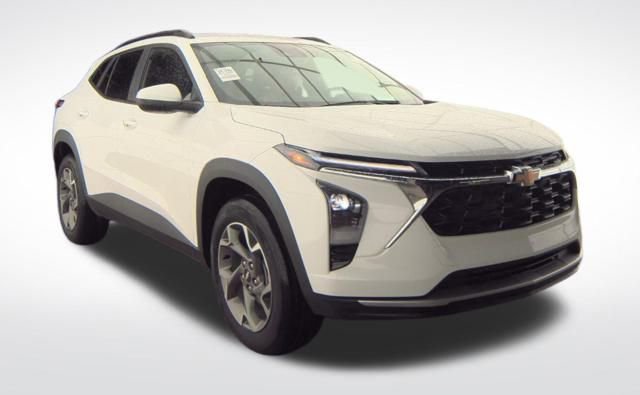 Used 2025 Chevrolet Trax LT w/ LT Convenience Package image 3