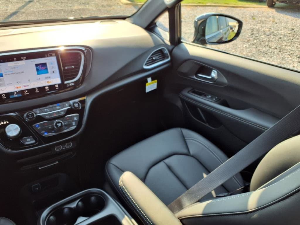 New 2025 Chrysler Voyager LX FWD image 9