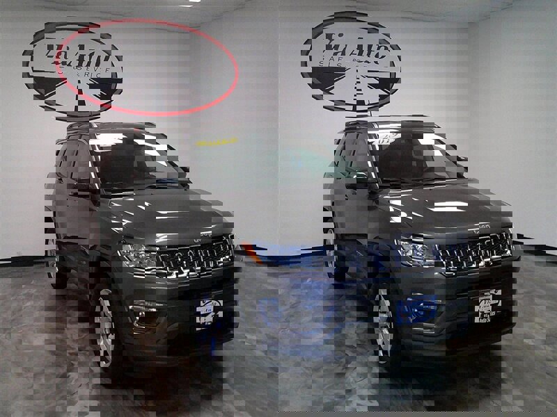 Used 2019 Jeep Compass Latitude image 1