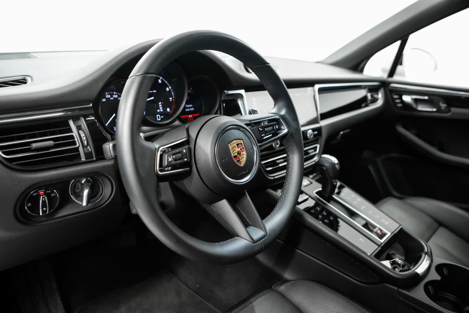Certified 2025 Porsche Macan AWD/4WD image 4