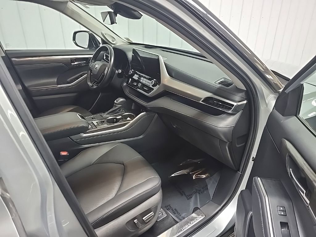 Used 2021 Toyota Highlander Platinum AWD/4WD image 16