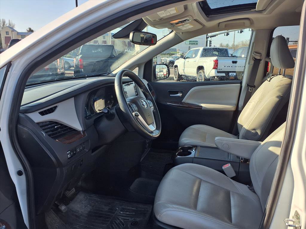 Used 2018 Toyota Sienna Limited Premium w/ Carpet Mat Package image 23