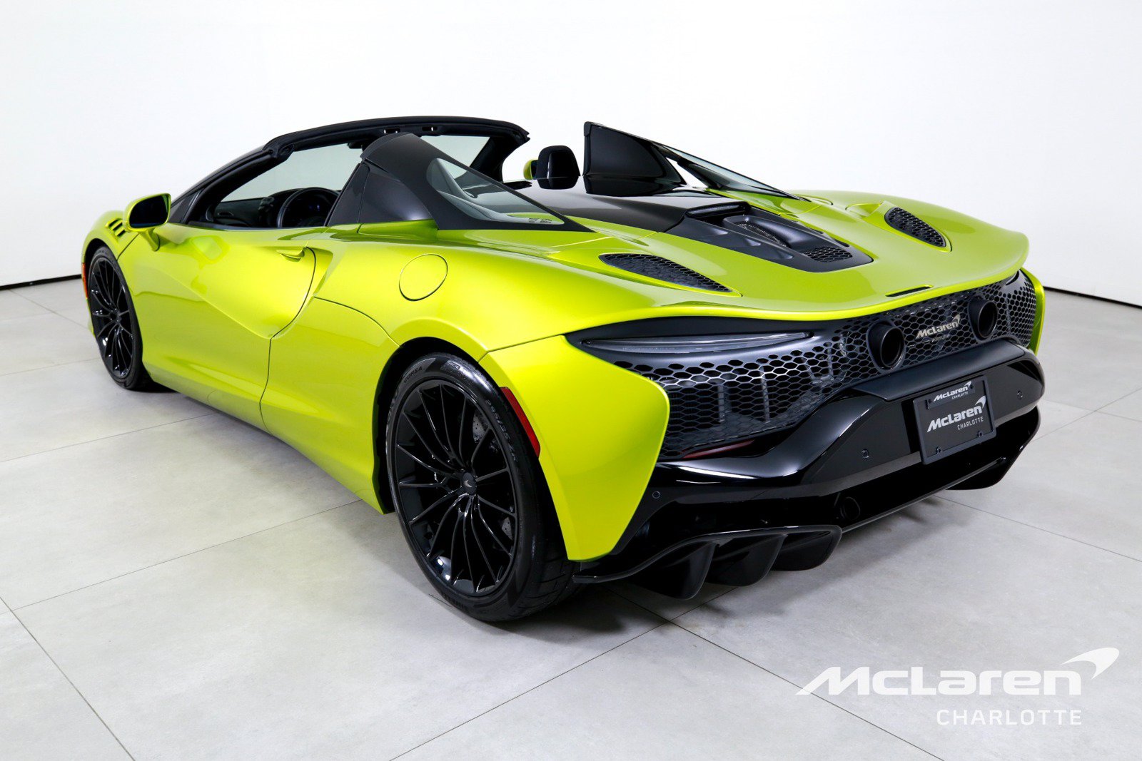 Used 2025 McLaren Artura Spider RWD image 8