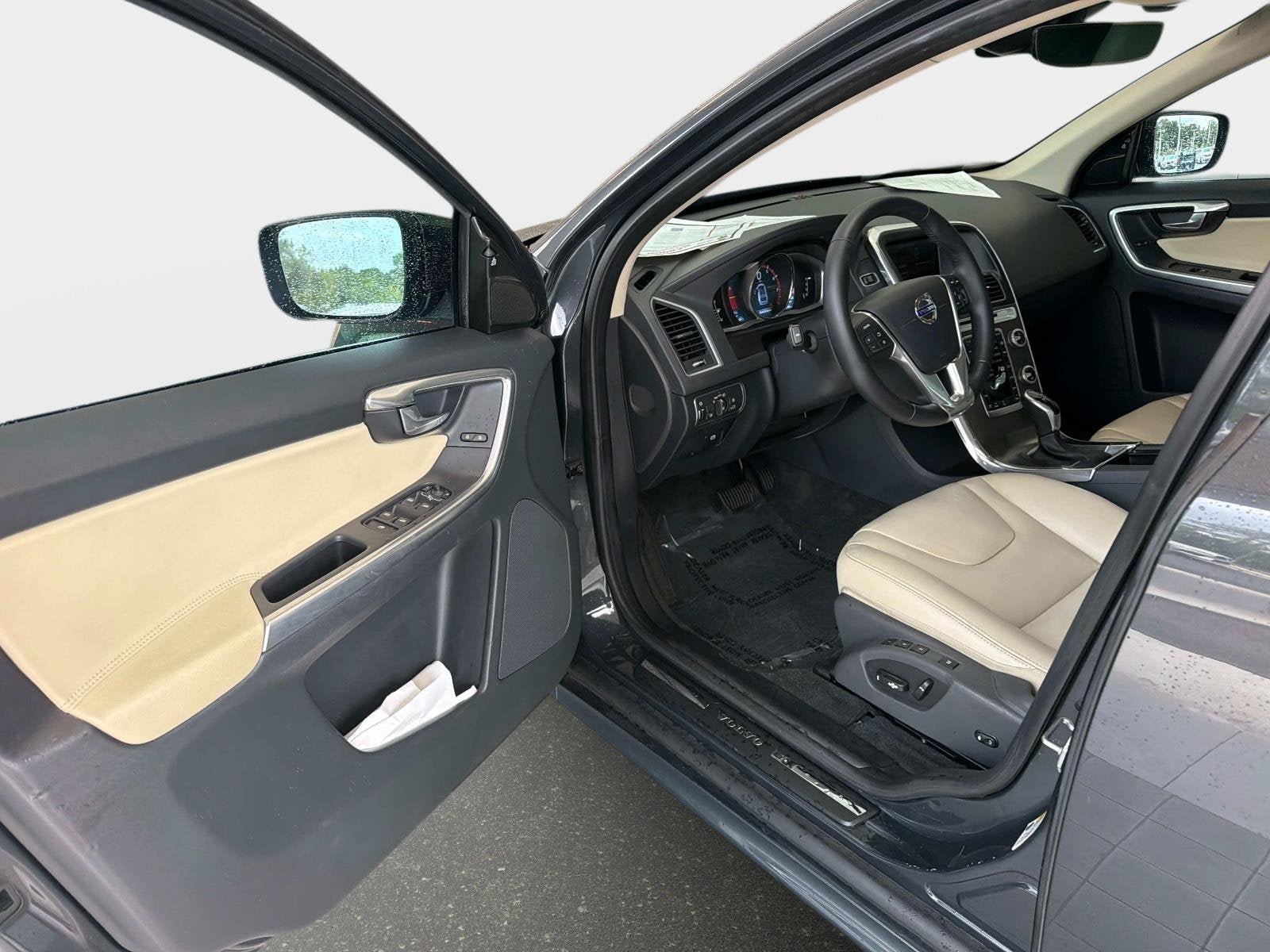 Used 2016 Volvo XC60 T5 Premier w/ Proximity Package FWD image 19