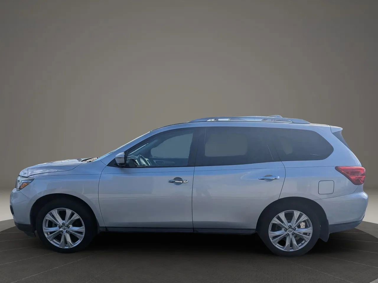 Used 2018 Nissan Pathfinder SL w/ SL Premium Package image 2