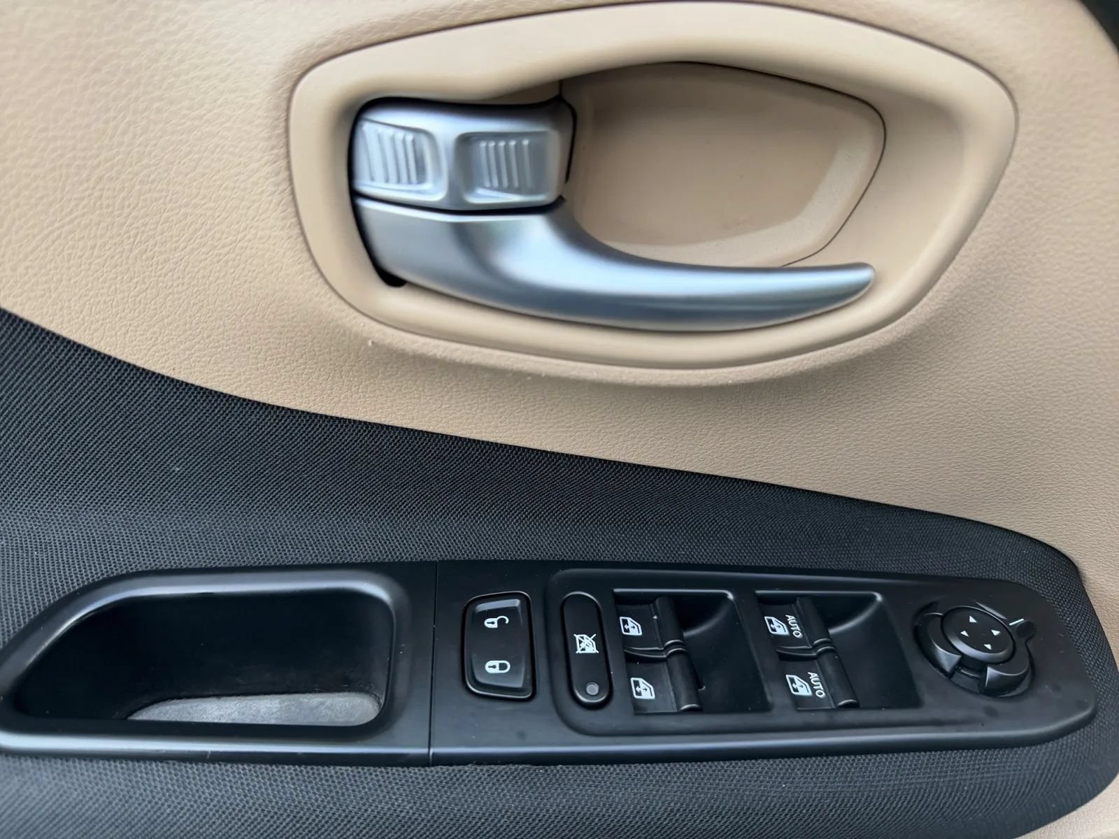 Used 2015 Jeep Renegade Latitude AWD/4WD image 19