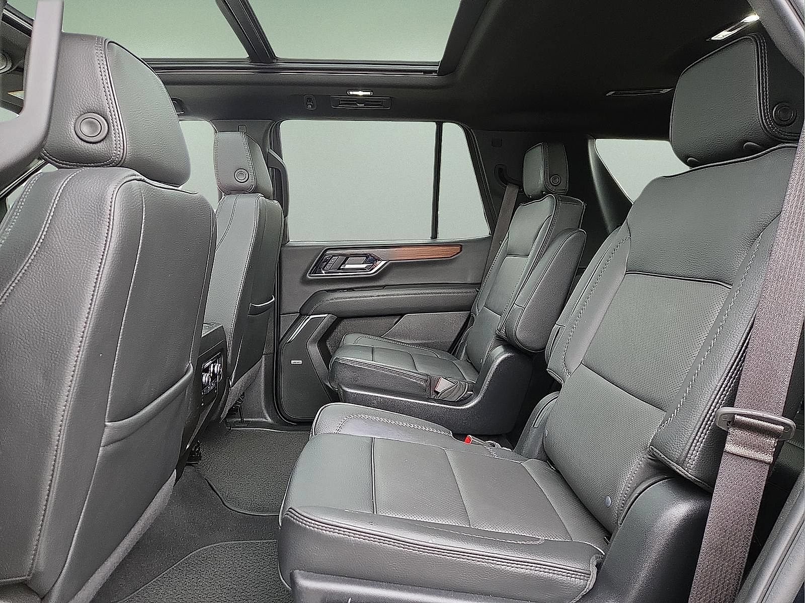 Used 2025 GMC Yukon Denali w/ Sun & Power Step Package AWD/4WD image 11