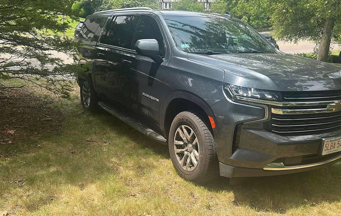 Used 2021 Chevrolet Suburban LT image 3