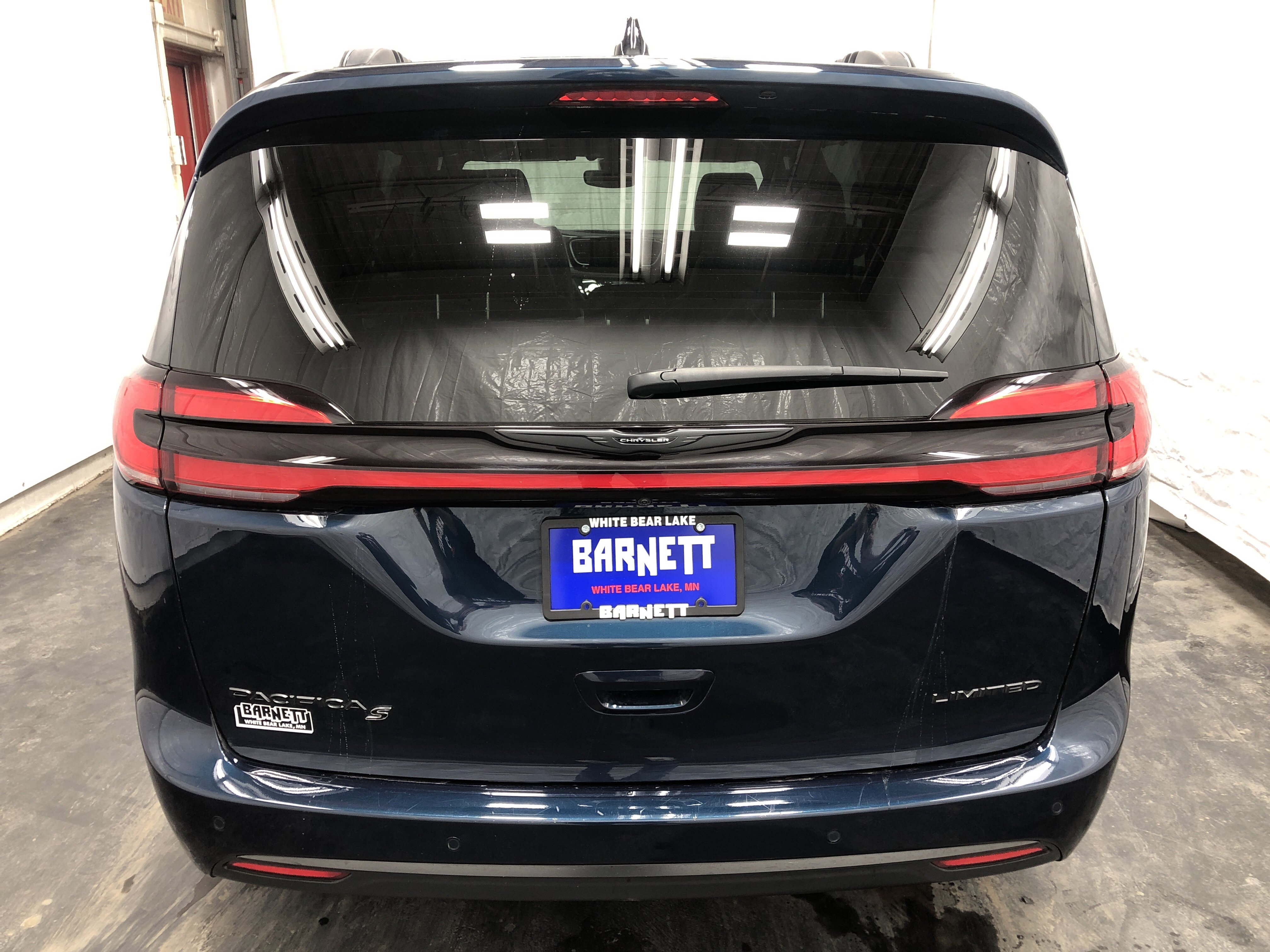 Certified 2025 Chrysler Pacifica Limited FWD image 9