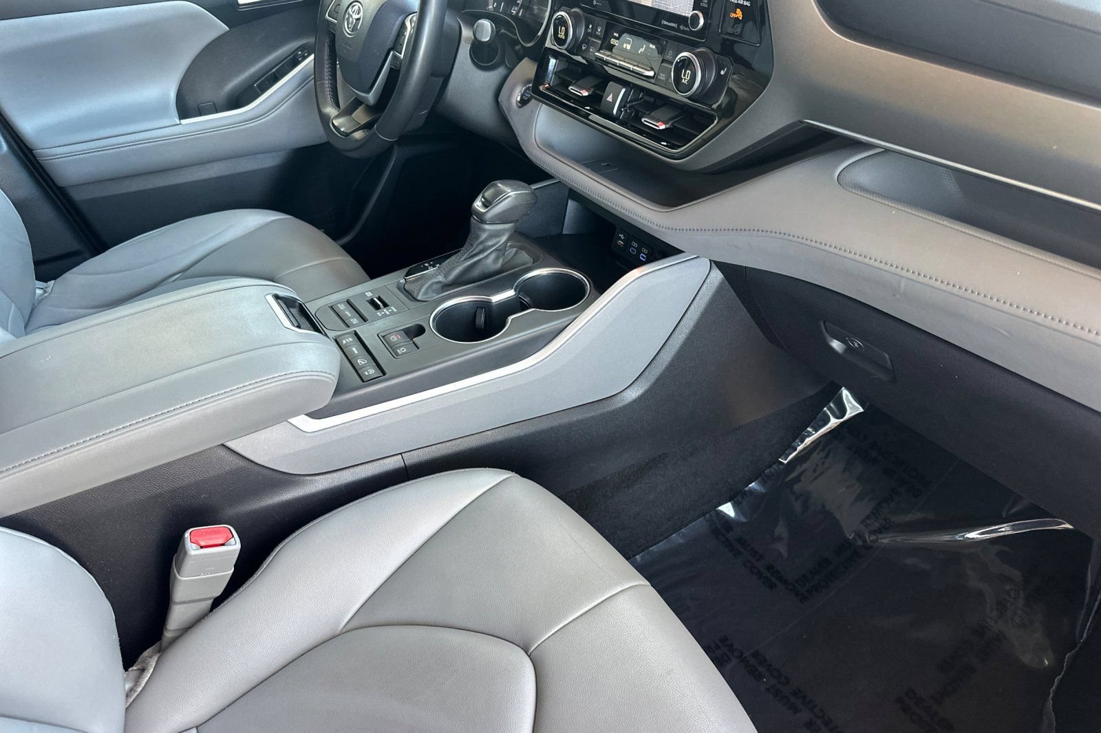 Used 2022 Toyota Highlander XLE AWD/4WD image 19