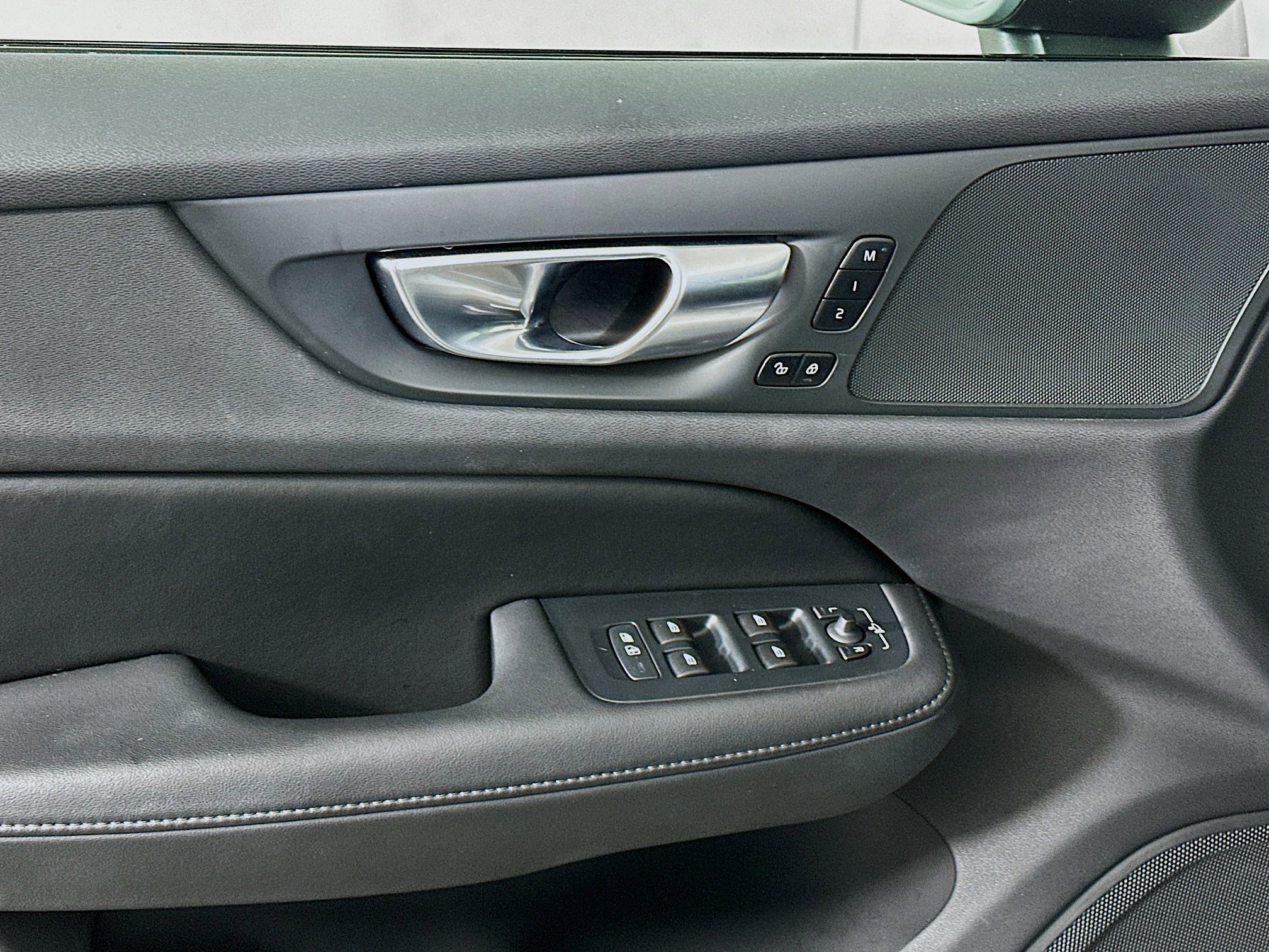 Used 2025 Volvo V60 B5 Cross Country Plus image 15