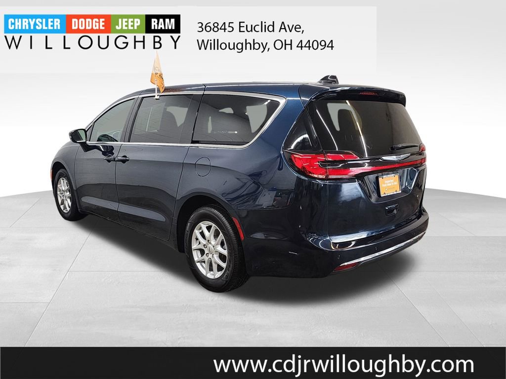 Used 2025 Chrysler Pacifica Select FWD image 6