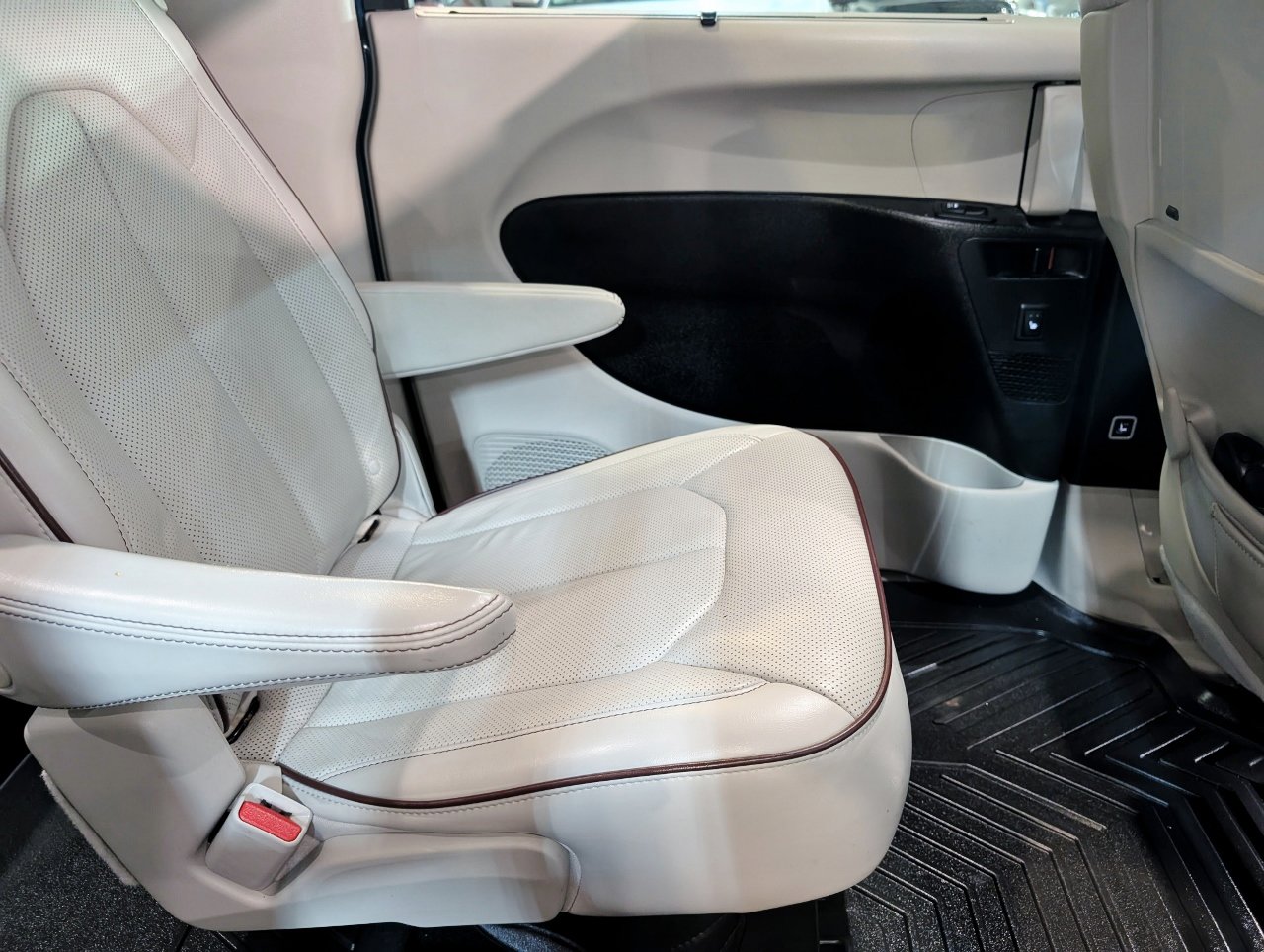 Used 2017 Chrysler Pacifica Limited image 36