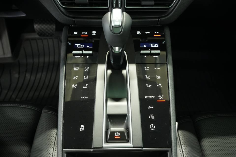 Certified 2026 Porsche Macan AWD/4WD image 23
