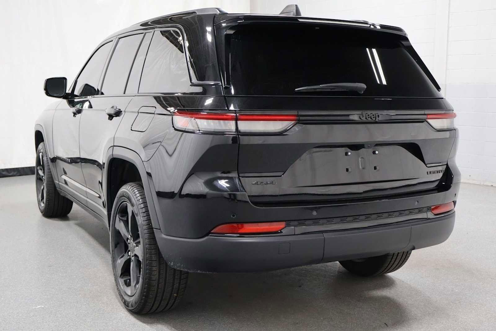 Used 2025 Jeep Grand Cherokee Limited w/ Black Appearance Package AWD/4WD image 3