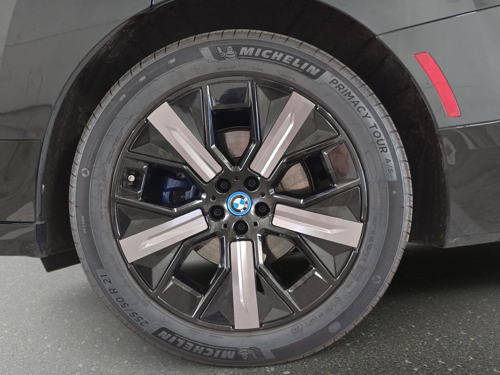 Certified 2024 BMW iX xDrive50 w/ Premium Package AWD/4WD image 32