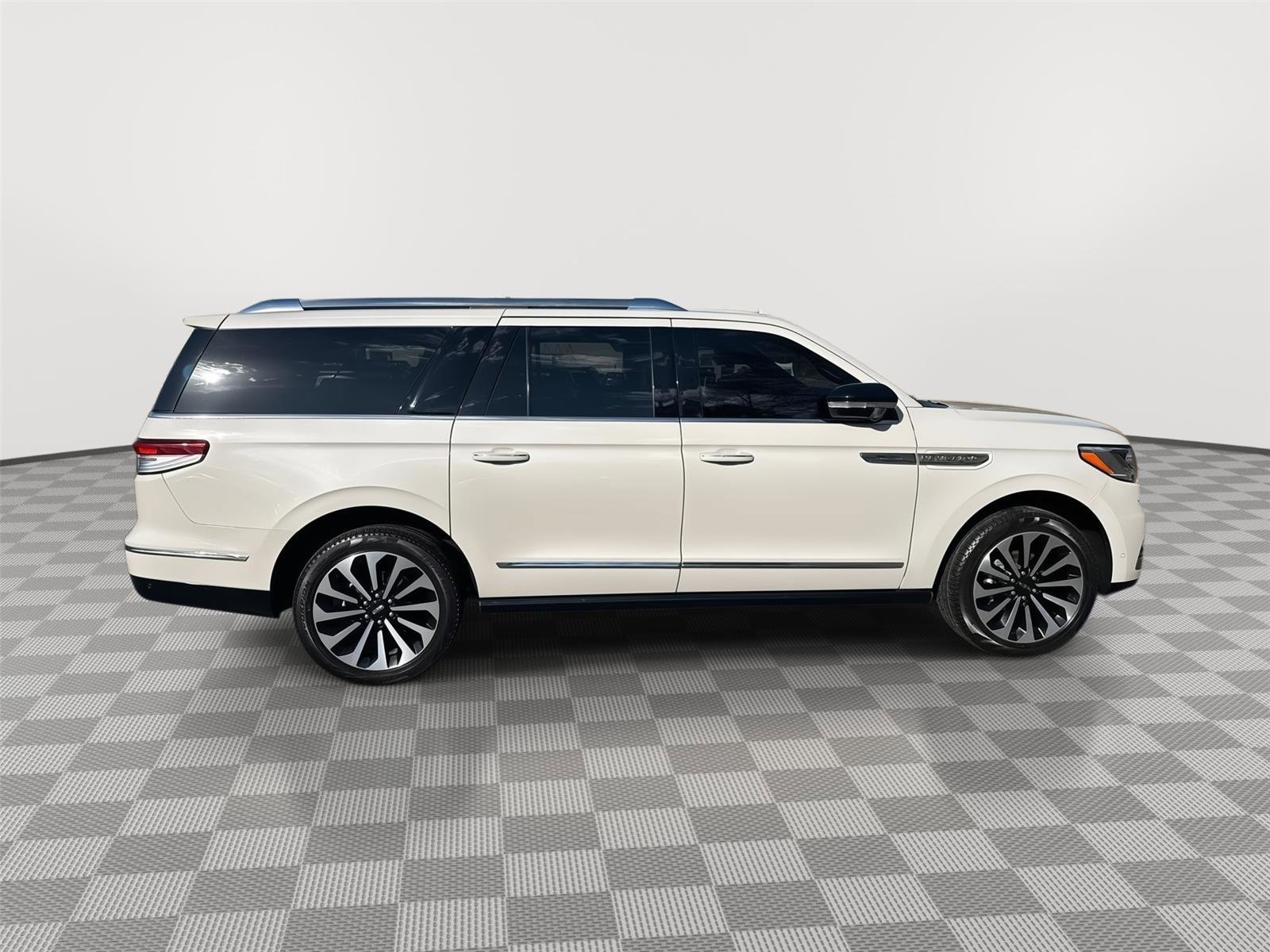 Used 2023 Lincoln Navigator L Reserve AWD/4WD image 4