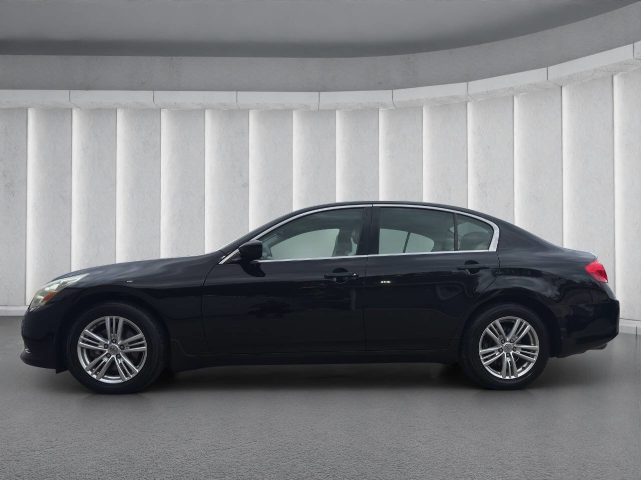 Used 2013 INFINITI G37 x Sedan w/ Premium Pkg AWD/4WD image 2