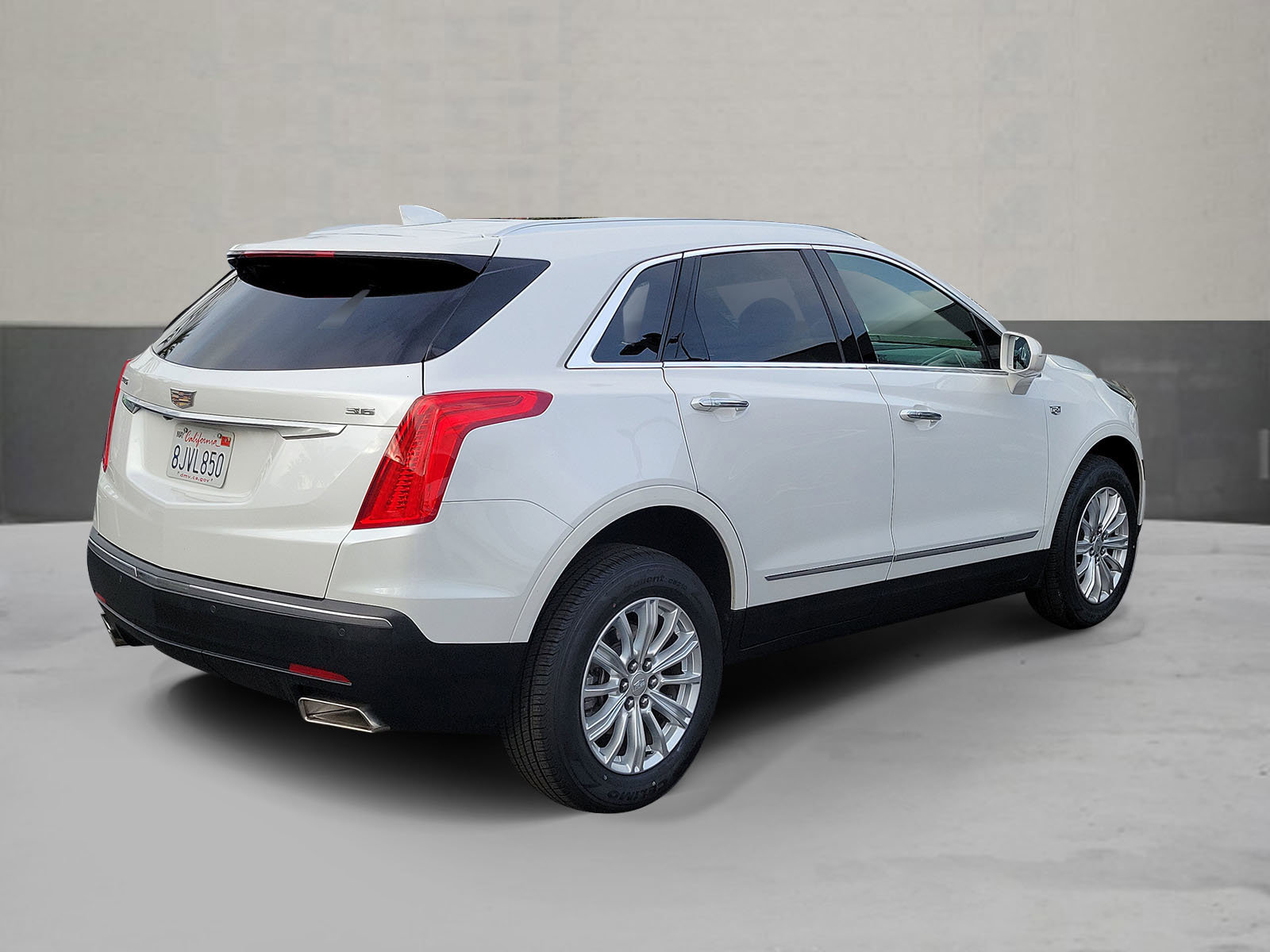 Used 2019 Cadillac XT5 FWD image 2