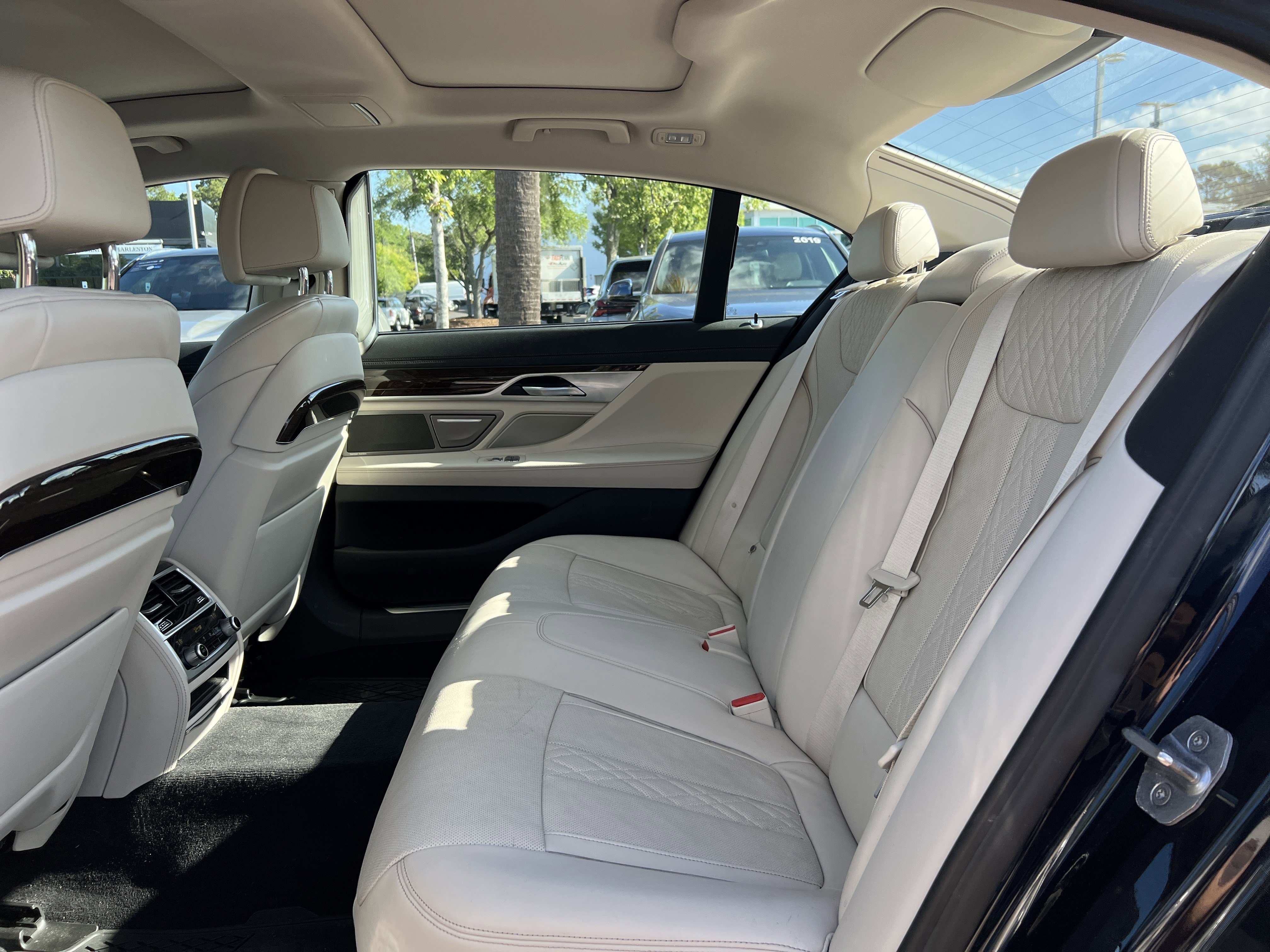 Used 2020 BMW 740i w/ Premium Package RWD image 31