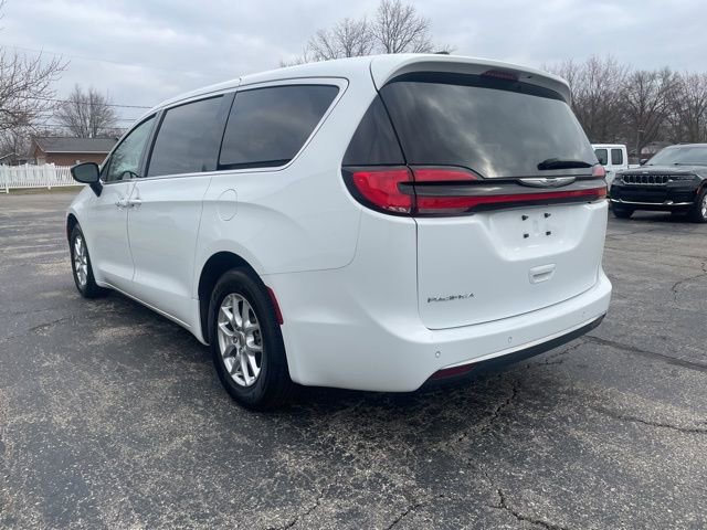 Used 2024 Chrysler Pacifica Touring-L image 2
