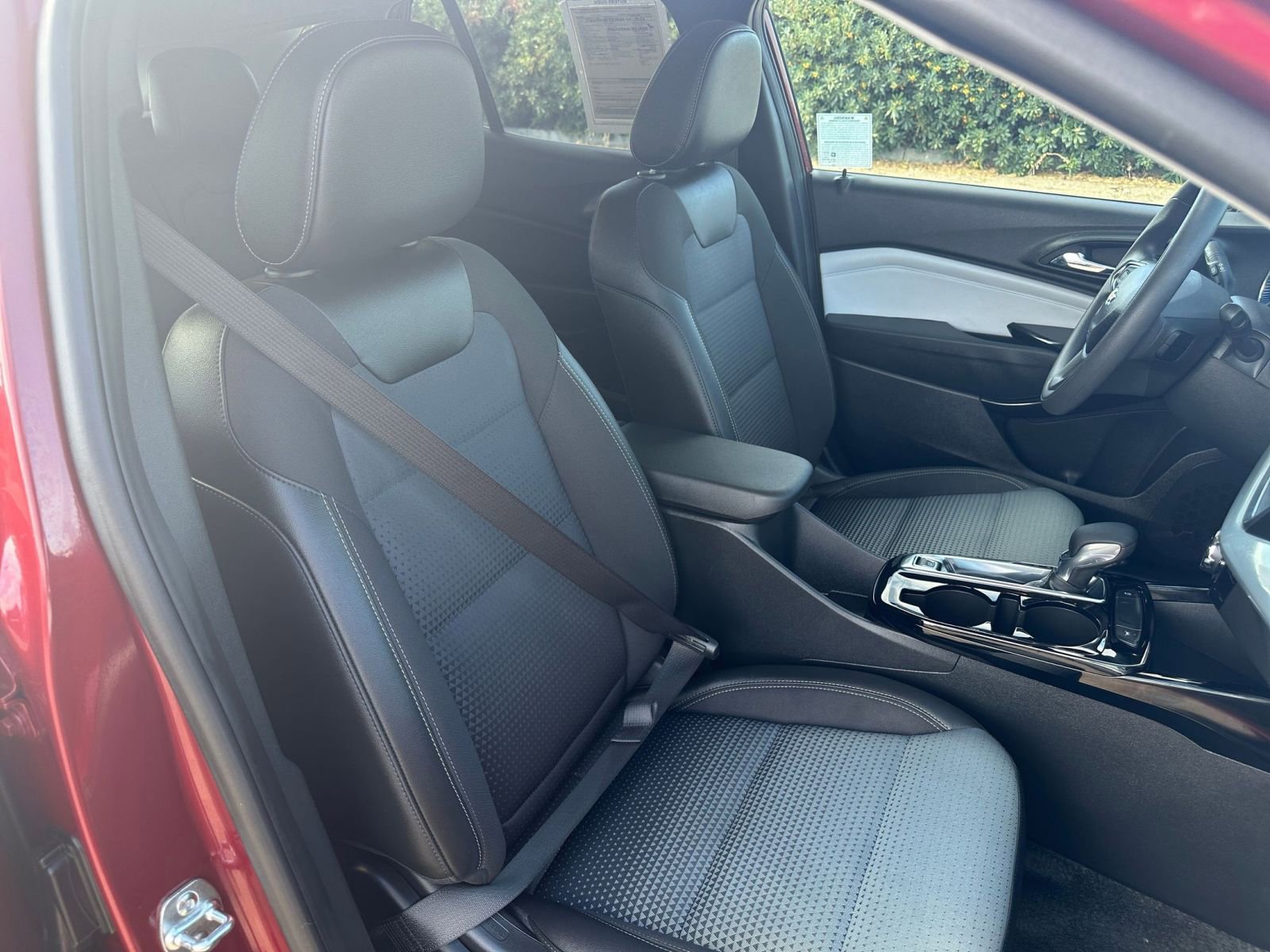 Used 2025 Chevrolet Trax LT image 36