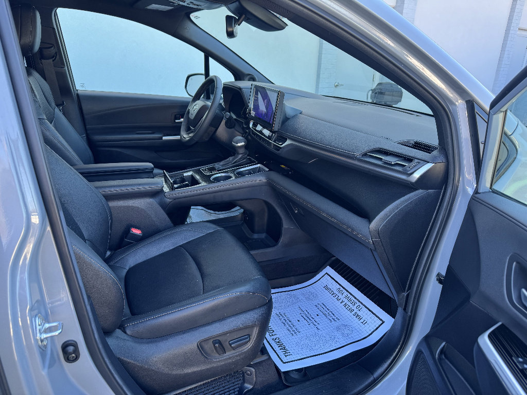 Used 2025 Toyota Sienna XLE Woodland Edition image 13