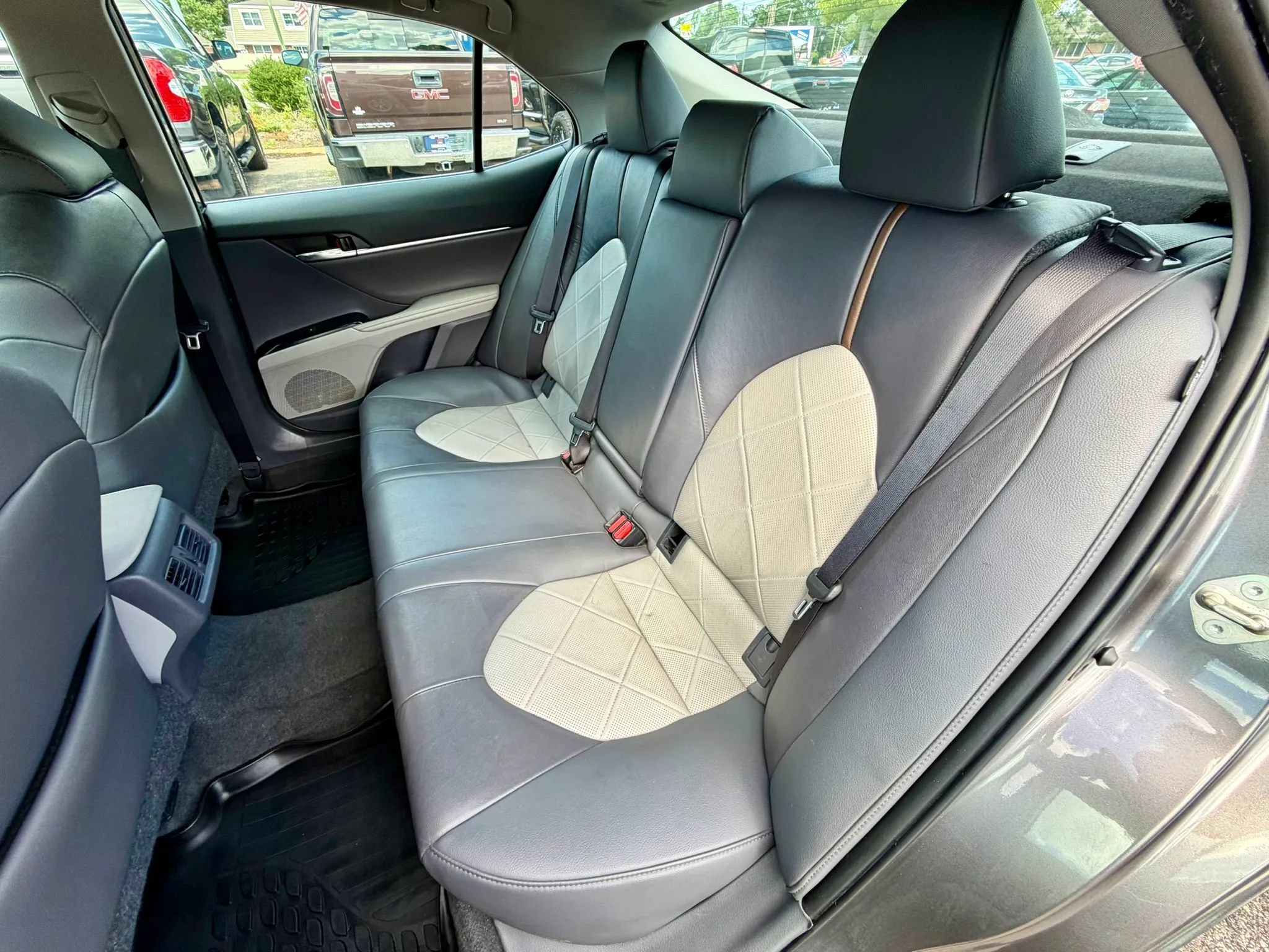 Used 2019 Toyota Camry XLE FWD image 9