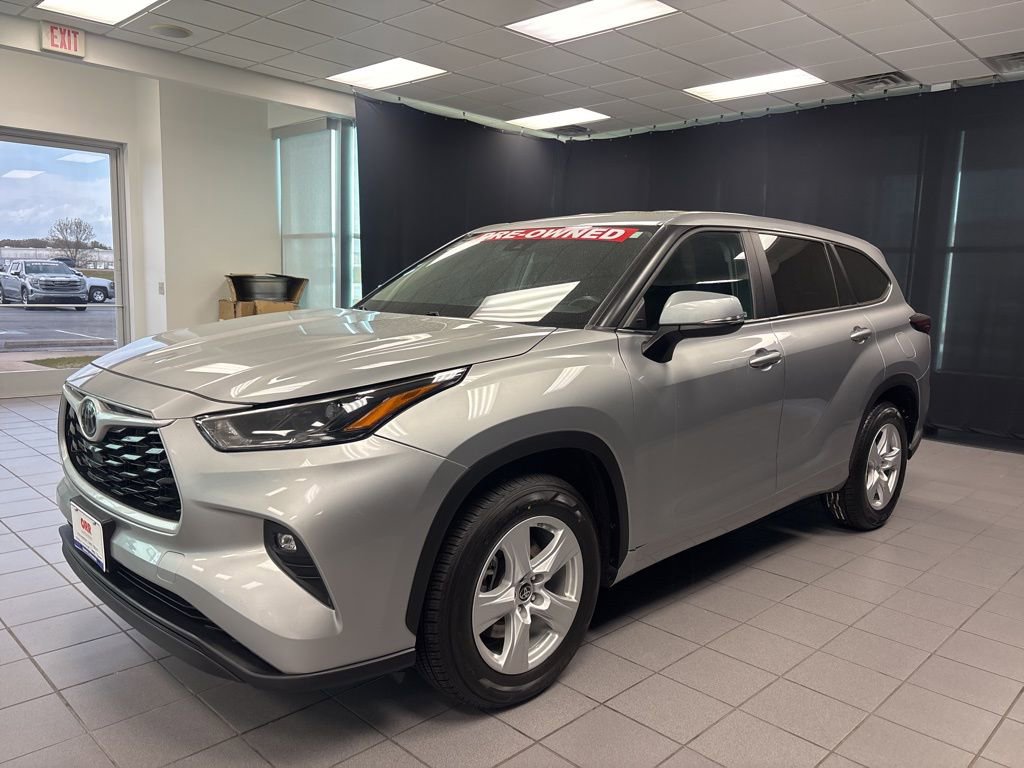 Used 2024 Toyota Highlander LE FWD image 9