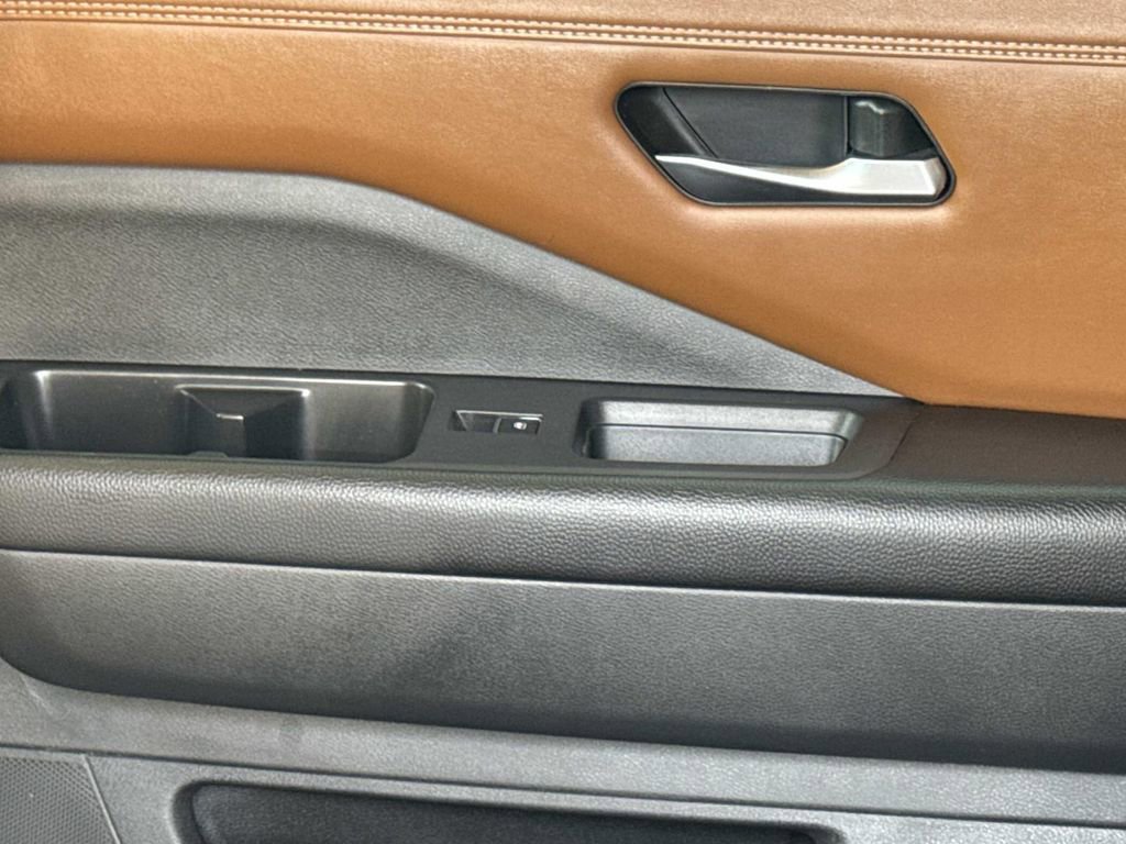 Used 2023 Nissan Pathfinder Platinum w/ Cargo Package image 18