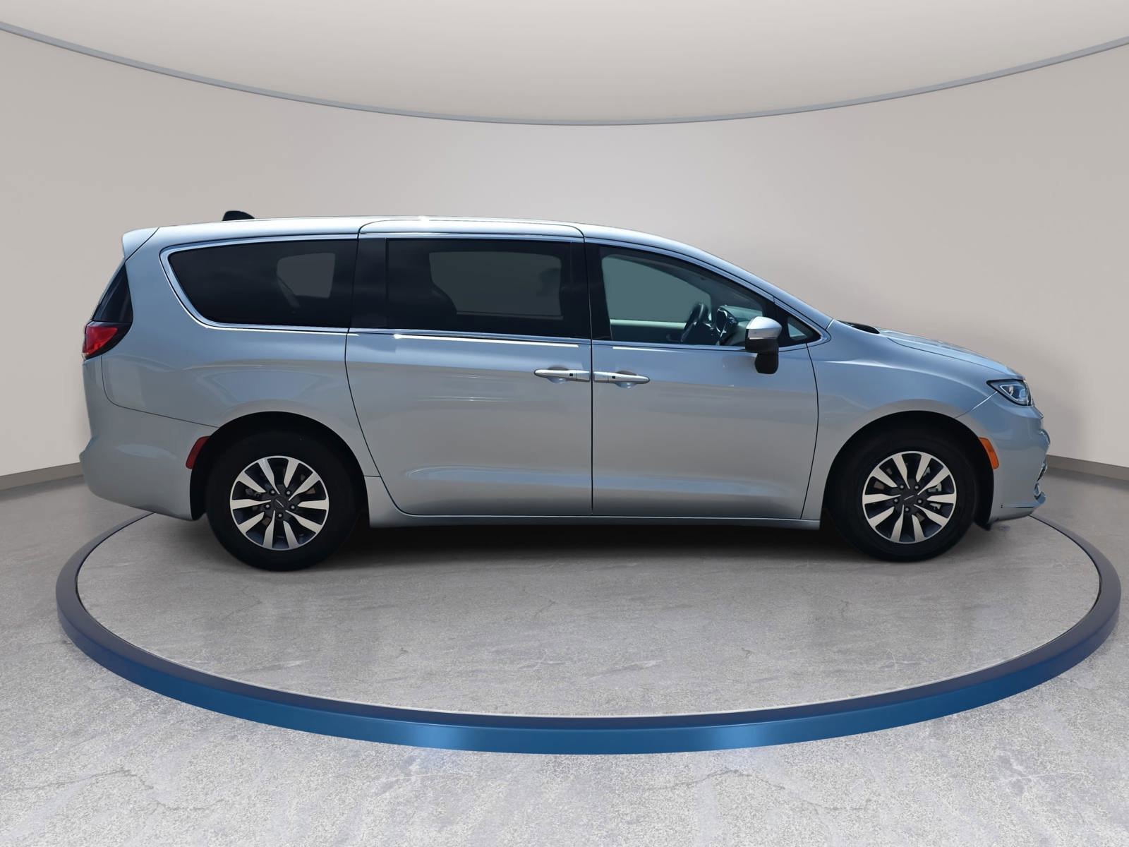 Used 2023 Chrysler Pacifica Touring-L FWD image 4