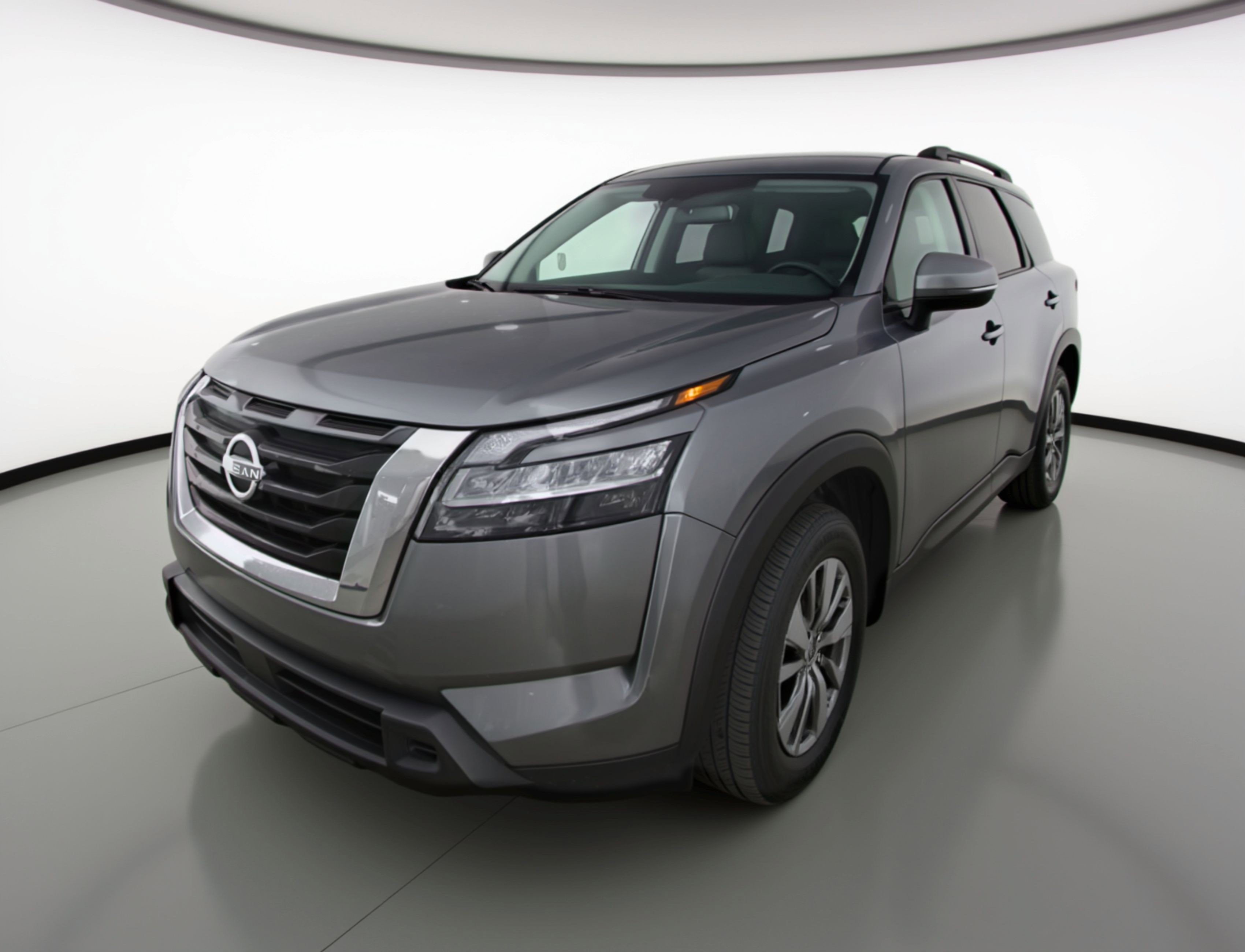 Used 2025 Nissan Pathfinder SV image 3