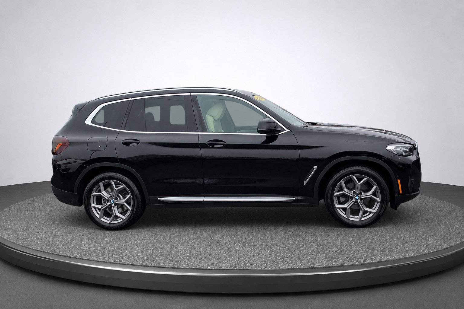Used 2023 BMW X3 xDrive30i w/ Parking Assistance Package AWD/4WD image 2