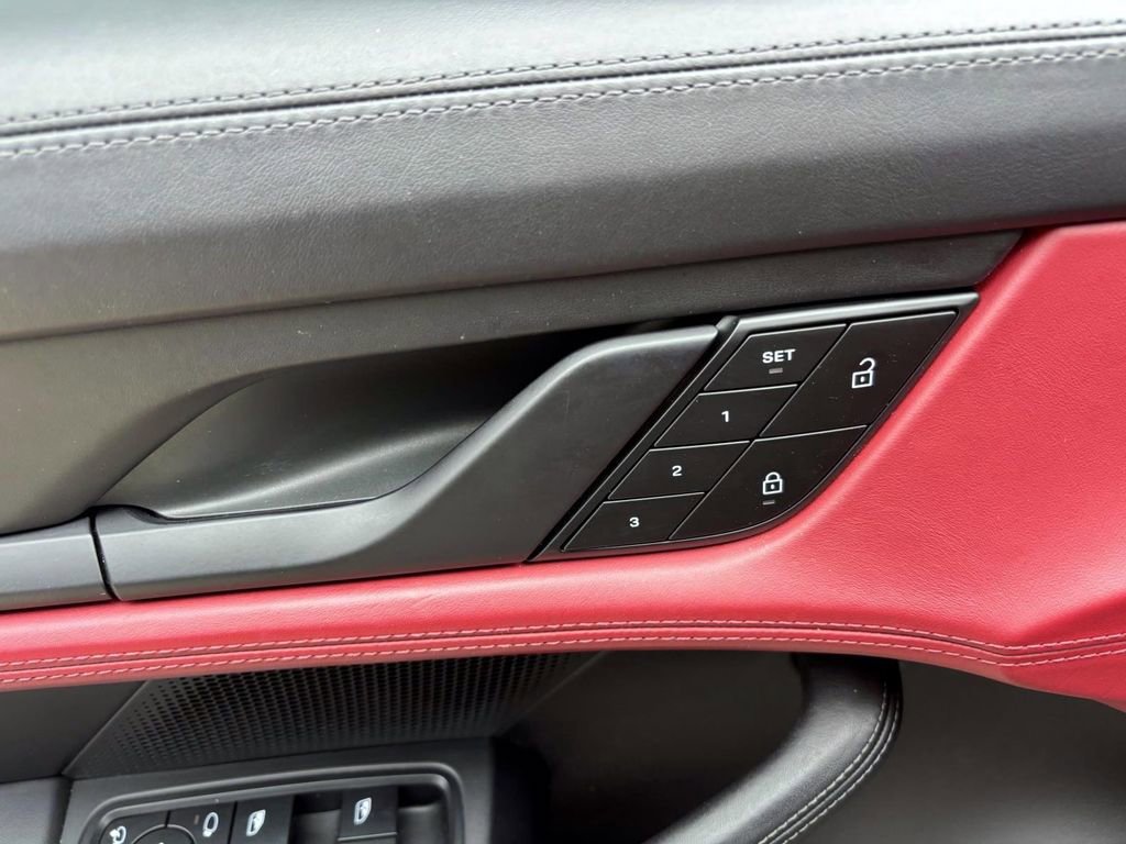 Used 2022 Porsche Taycan image 23