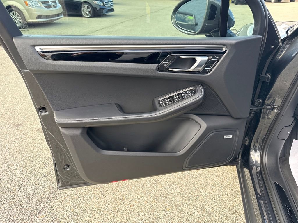 Used 2025 Porsche Macan Base image 10