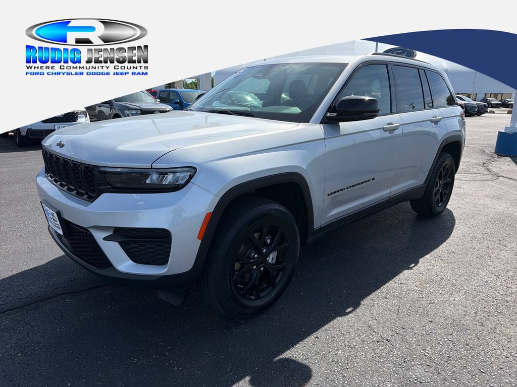 Used 2025 Jeep Grand Cherokee Altitude AWD/4WD image 1