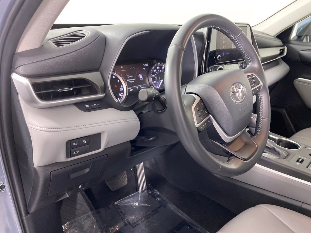Certified 2024 Toyota Highlander XLE image 11