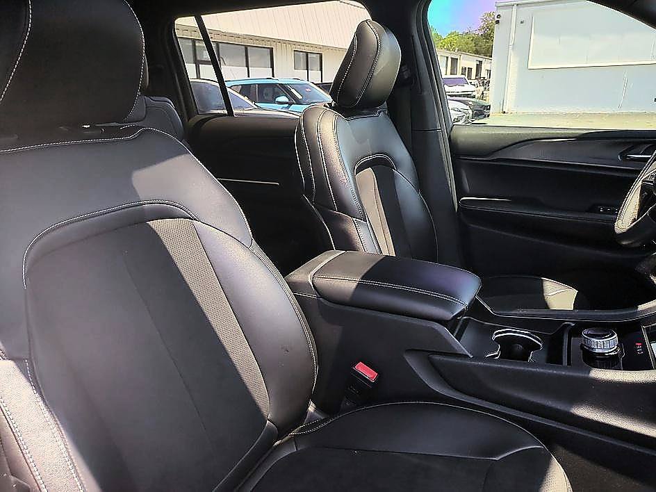 Used 2023 Jeep Grand Cherokee L Altitude AWD/4WD image 33