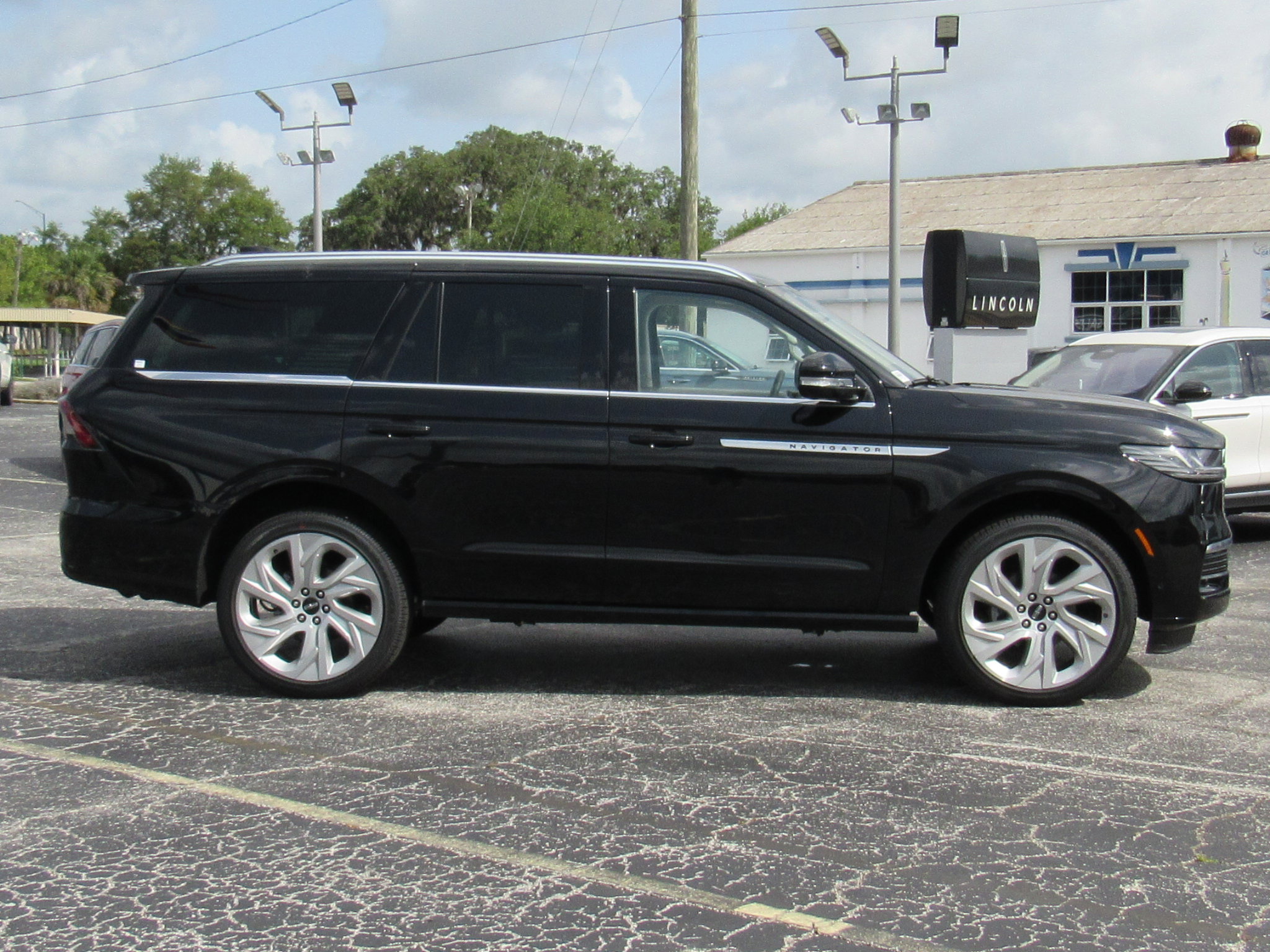 New 2025 Lincoln Navigator Reserve AWD/4WD image 2
