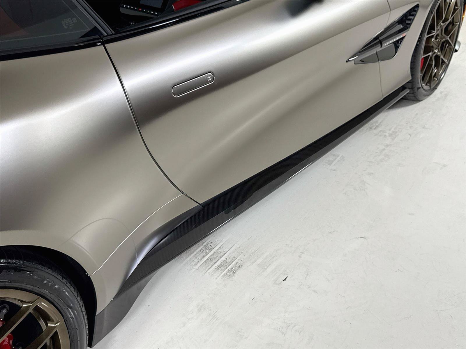 Used 2025 Aston Martin Vanquish RWD image 36