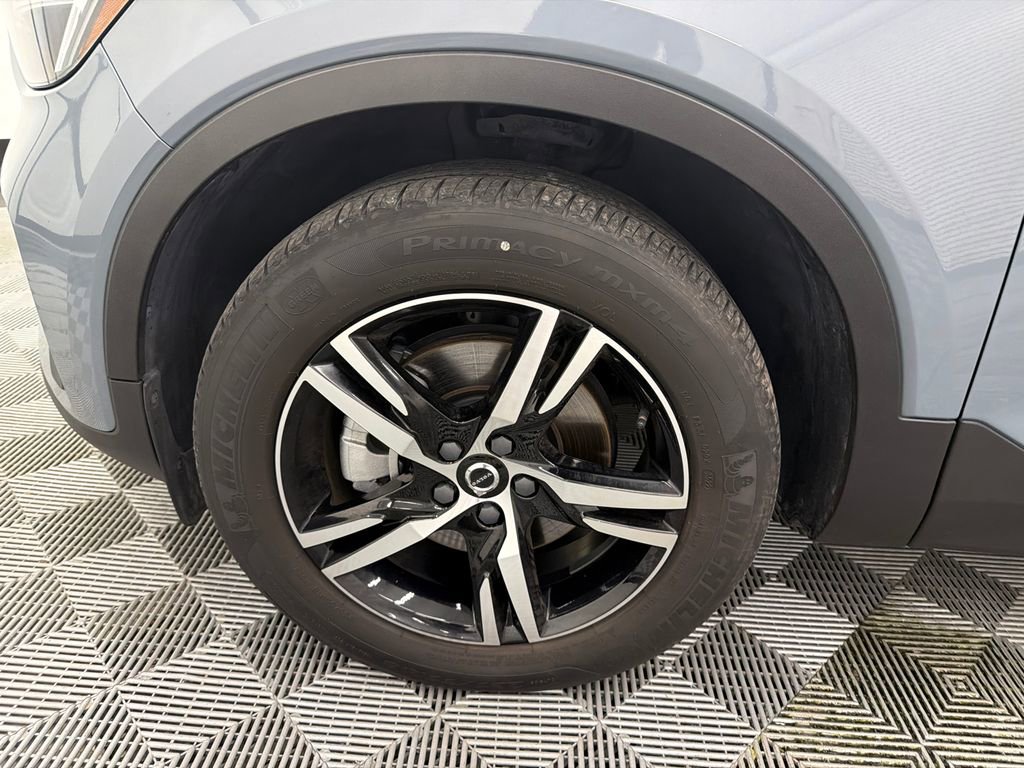 Used 2023 Volvo XC40 B5 Core image 13