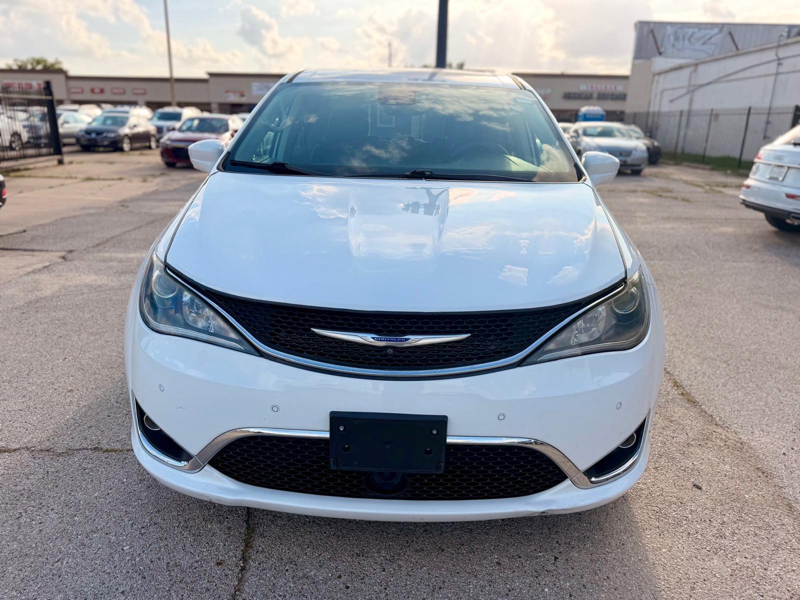 Used 2019 Chrysler Pacifica Touring Plus w/ Advanced Safetytec Group FWD image 3