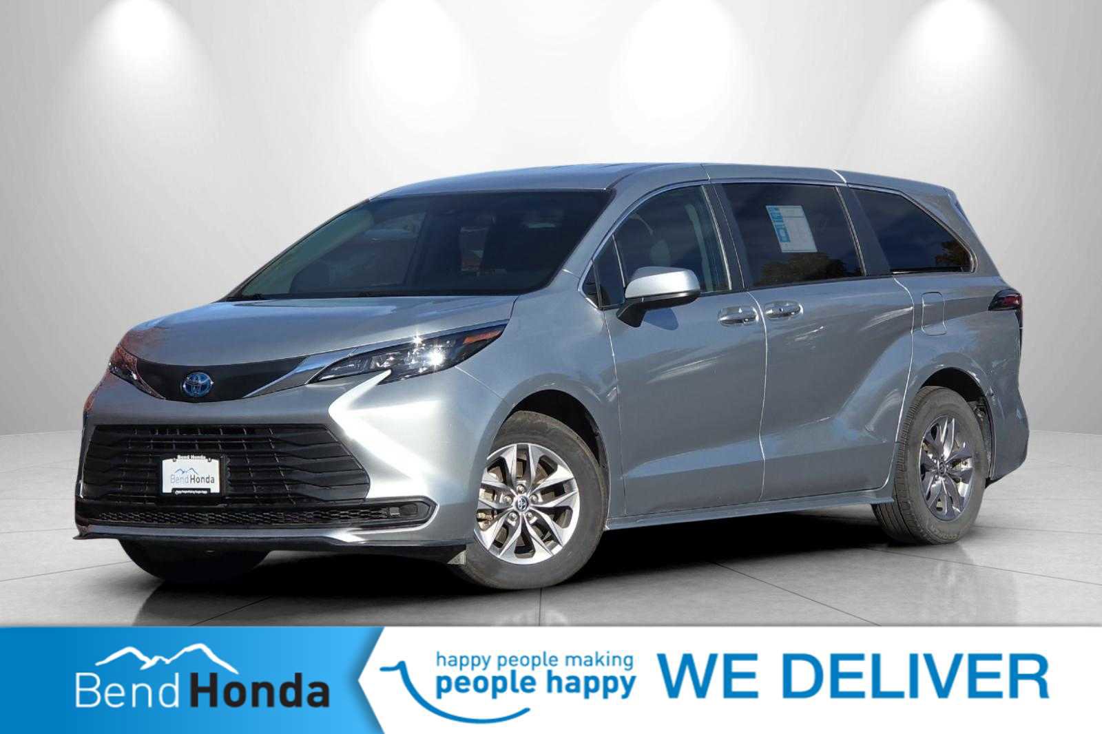 Used 2024 Toyota Sienna LE image 1