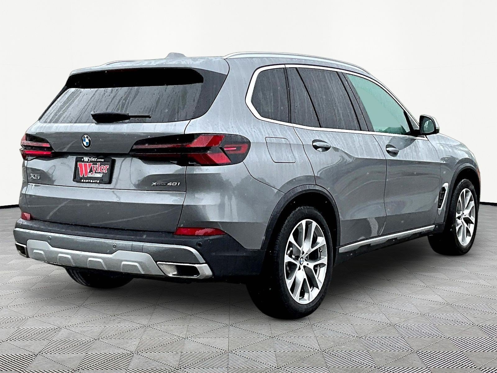Used 2025 BMW X5 xDrive40i w/ Parking Assistance Package AWD/4WD image 14