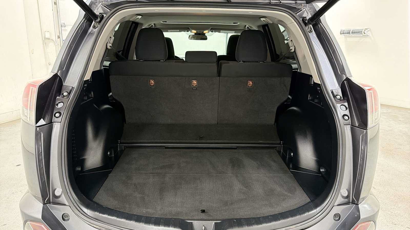Certified 2018 Toyota RAV4 XLE w/ Carpet Mat Package AWD/4WD image 28