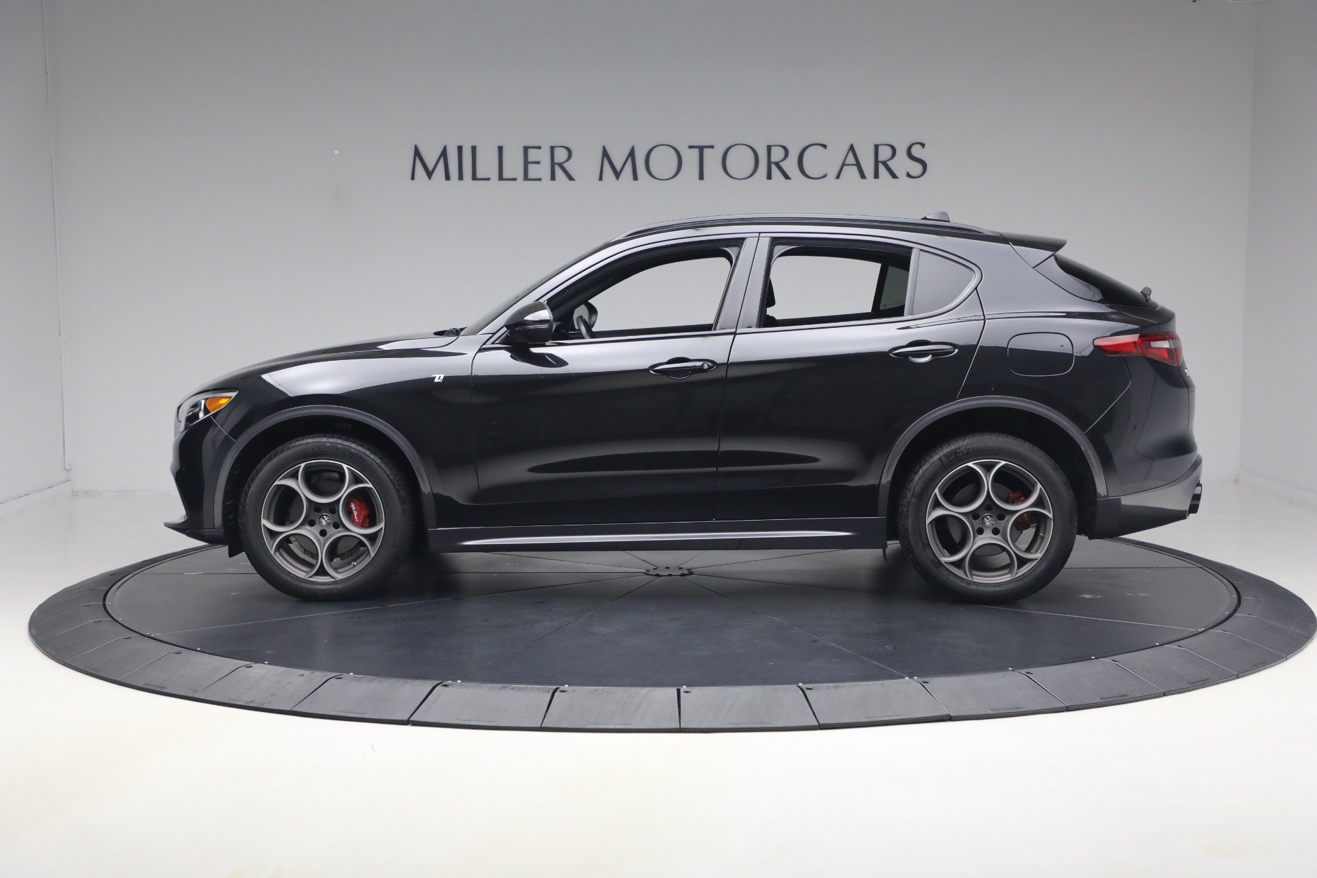 Used 2022 Alfa Romeo Stelvio Ti AWD/4WD image 3