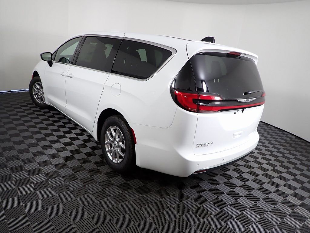 New 2026 Chrysler Pacifica Select image 11