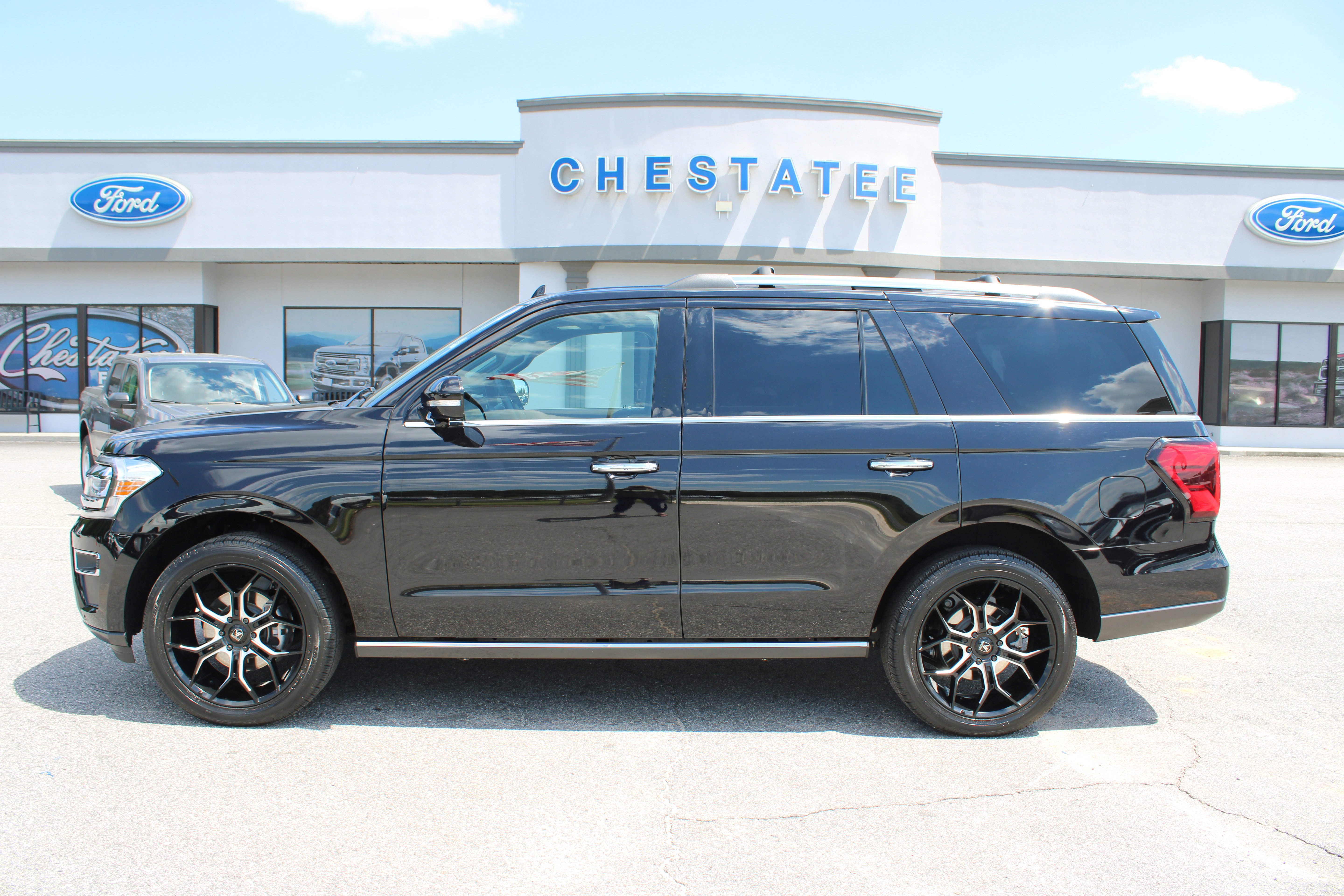 Used 2024 Ford Expedition Limited w/ Excursion Package AWD/4WD image 1